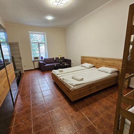 Coin Apartments & Poshtel Tjernivtsi Eksteriør billede