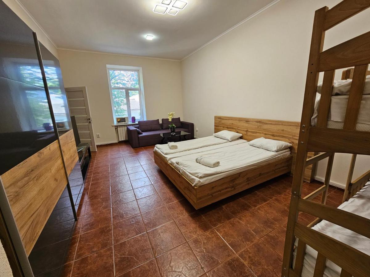 Coin Apartments & Poshtel Tjernivtsi Eksteriør billede