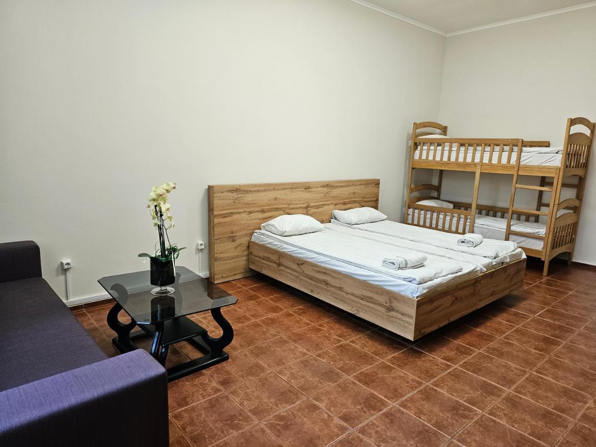Coin Apartments & Poshtel Tjernivtsi Eksteriør billede