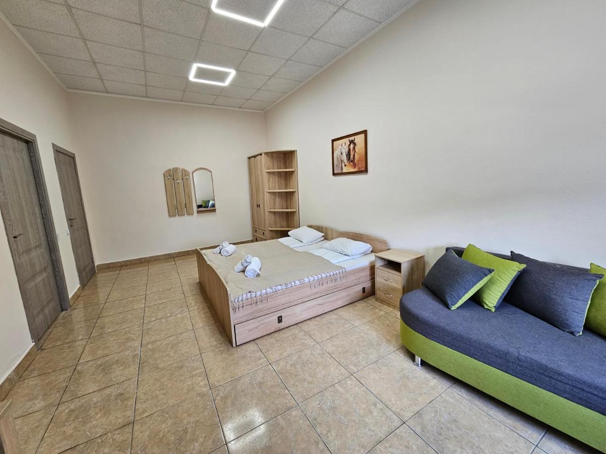 Coin Apartments & Poshtel Tjernivtsi Eksteriør billede