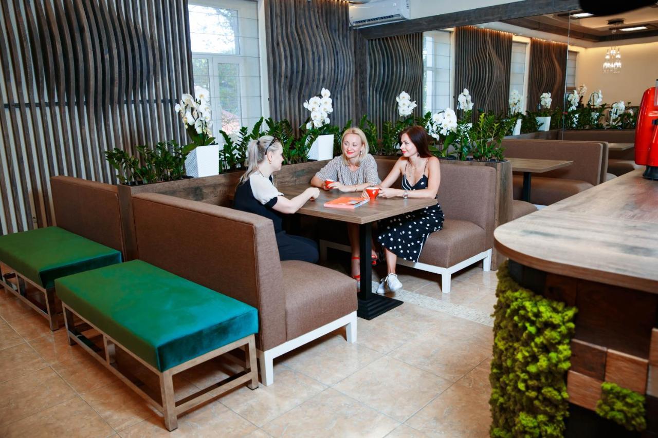 Coin Apartments & Poshtel Tjernivtsi Eksteriør billede