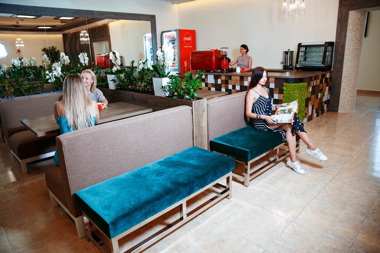 Coin Apartments & Poshtel Tjernivtsi Eksteriør billede